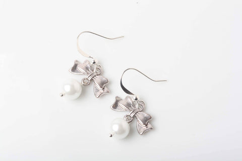 Boucles d'oreilles petites boucles délicates avec perle blanche Comme un ange