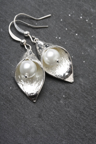 Boucles d'oreilles fleur de lys, Boucles d'oreilles calla argent et perle blanche, Boucles d'oreilles délicates, bijoux calla, cadeau Comme un ange