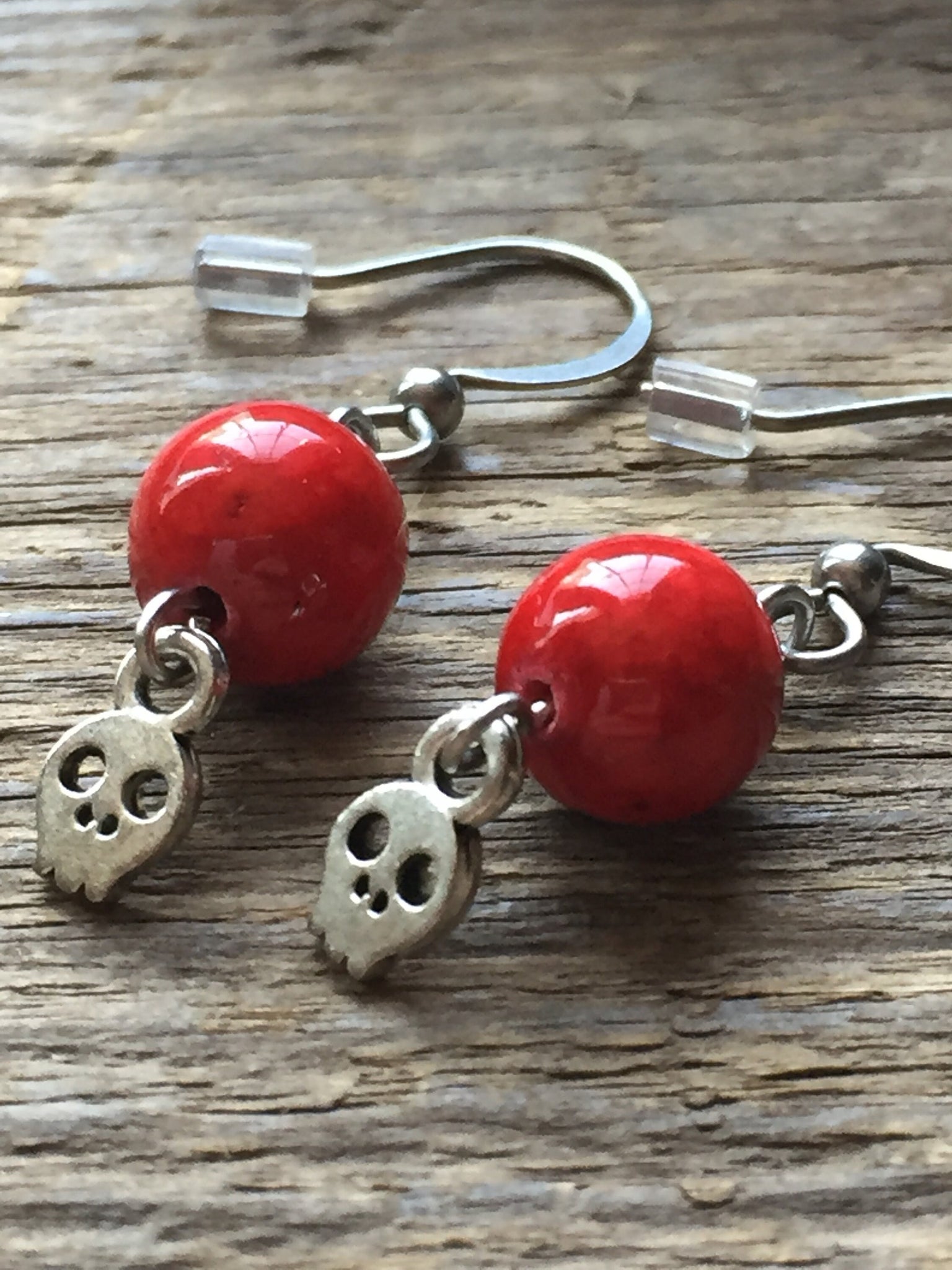 Boucles d'oreilles bille rouge tete de mort, sull earring,  red ball Comme un ange