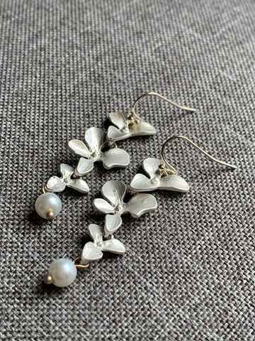 Boucles d’oreilles breloque fleur argent et perle Comme un ange