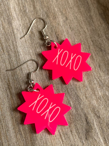 Boucles d’oreilles breloque rose fluo xoxo Comme un ange