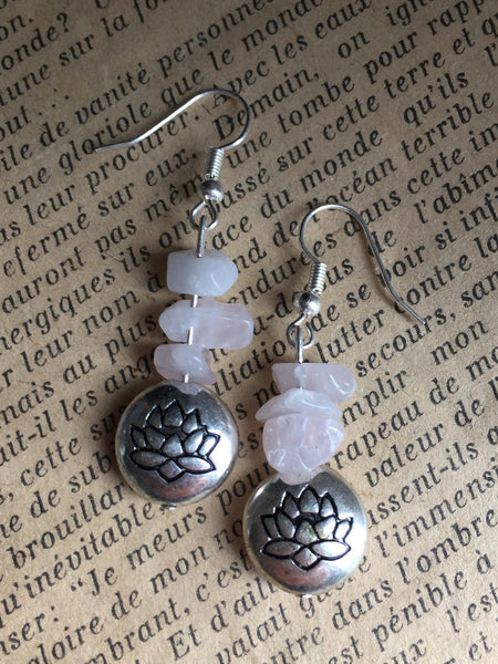 Boucles d’oreilles breloque argent fleur de lotus et pierre de quartz rose Comme un ange