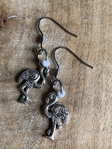 Boucles d’oreilles breloque flamant rose argent et bille de résine blanche Comme un ange