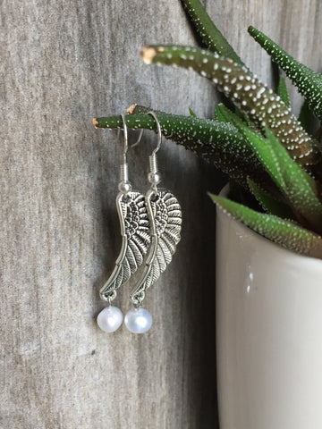 Boucles d’oreilles breloque aile d’ange argent avec perle blanche Comme un ange