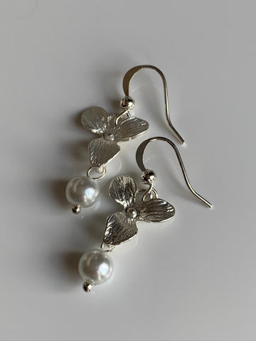 Boucles d’oreilles breloque fleur argent et perle blanche Comme un ange