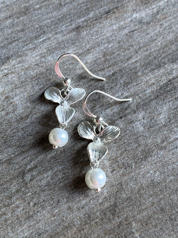 Boucles d’oreilles breloque fleur argent et perle blanche Comme un ange