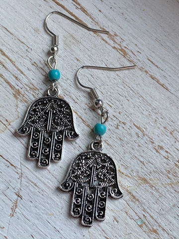 Boucles d’oreilles breloque symbole main de fatma argent et bille de résine turquoise Comme un ange