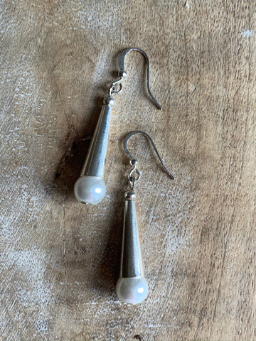 Boucles d’oreilles breloque argent et perle blanche Comme un ange