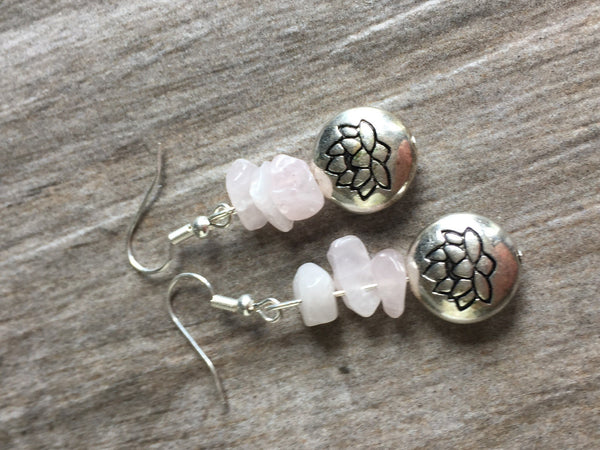 Boucles d’oreilles breloque argent fleur de lotus et pierre de quartz rose Comme un ange