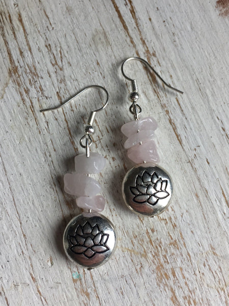 Boucles d’oreilles breloque argent fleur de lotus et pierre de quartz rose Comme un ange