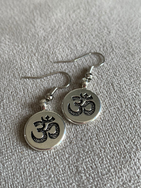 Boucles d’oreilles symbole hindou OM médaillon argent Comme un ange