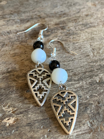 Boucles d’oreilles breloque argent et bille de résine noire et blanche Comme un ange