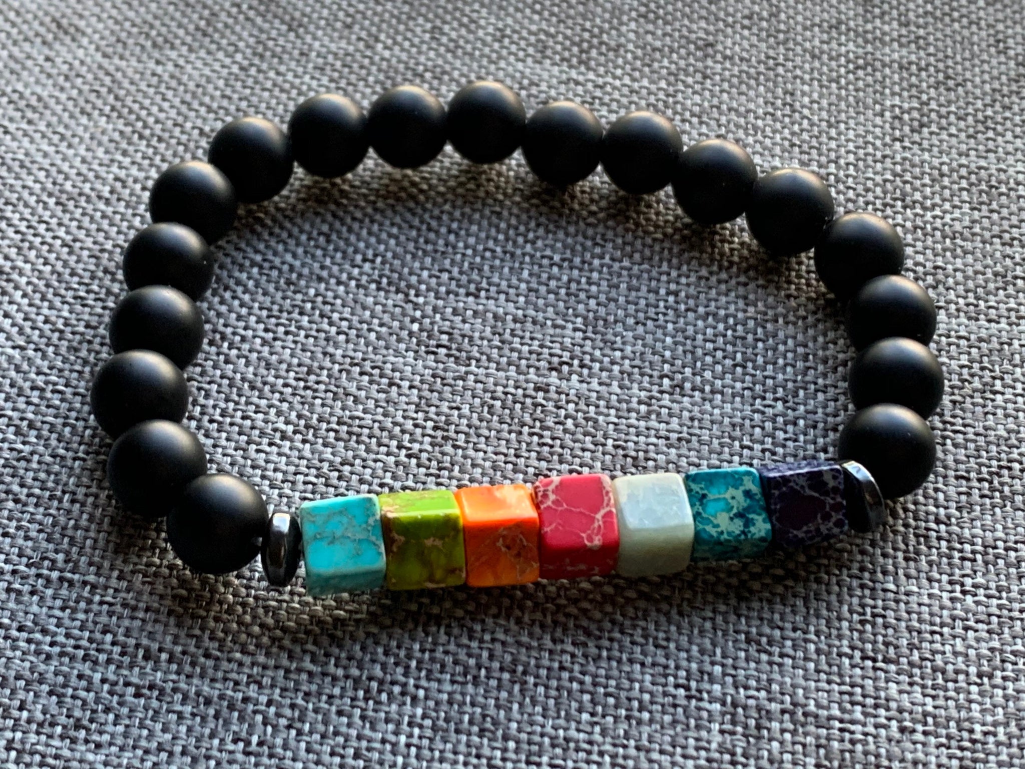 Bracelet billes noires mat et billes chackras arc-en-ciel Comme un ange