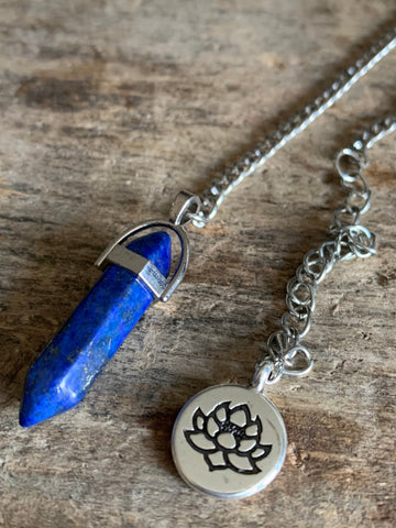 Pendule pierre bleue sur chaîne argent et breloque fleur de lotus Comme un ange