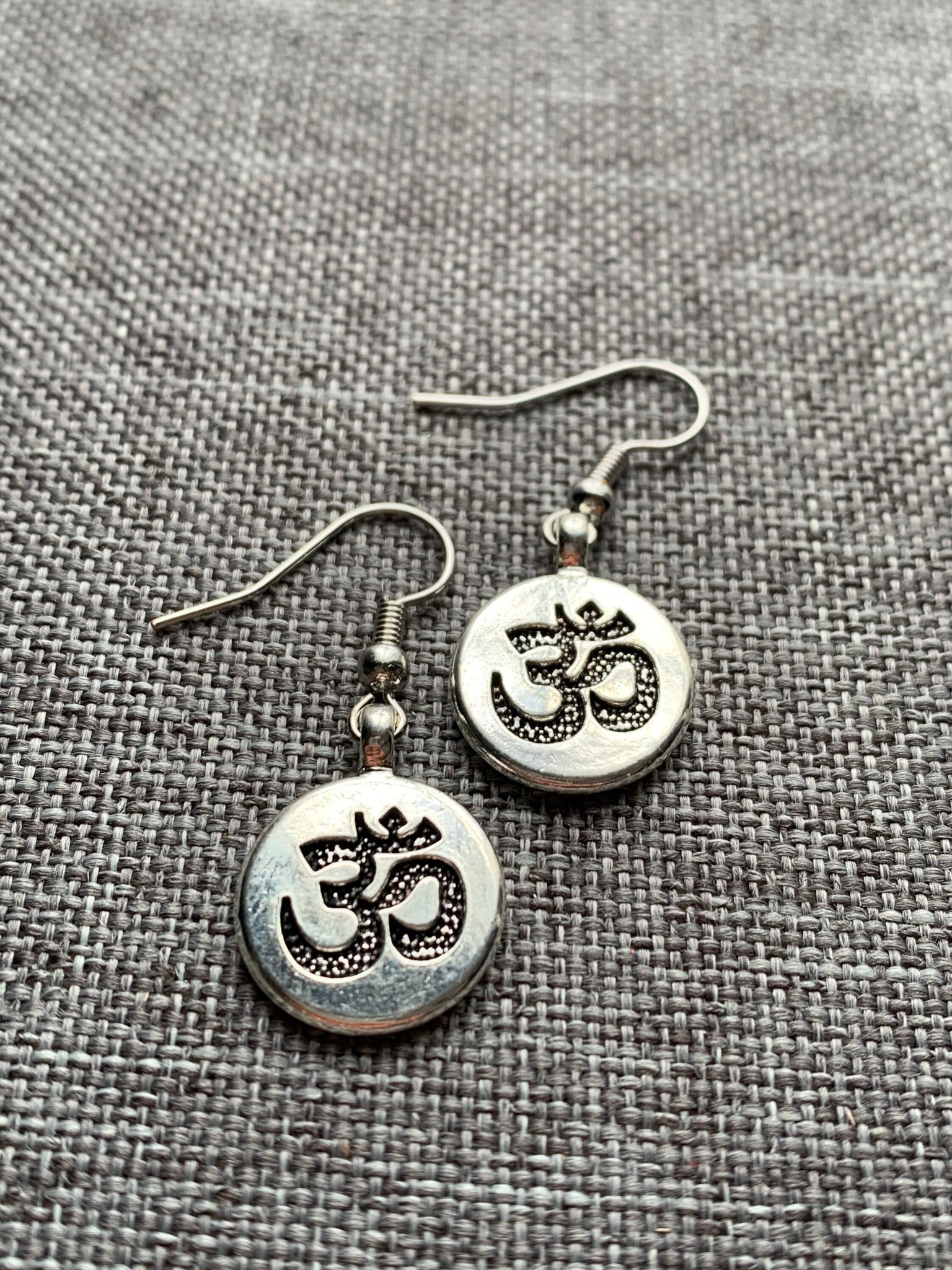 Boucles d’oreilles symbole hindou OM médaillon argent Comme un ange