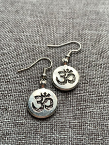 Boucles d’oreilles symbole hindou OM médaillon argent Comme un ange