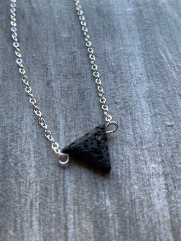 Collier breloque pierre de lave triangulaire noire bijoux diffuseur diffusion Comme un ange