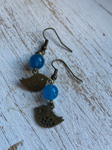 Boucles d’oreilles breloque oiseau bronze et bille de verre bleu Comme un ange