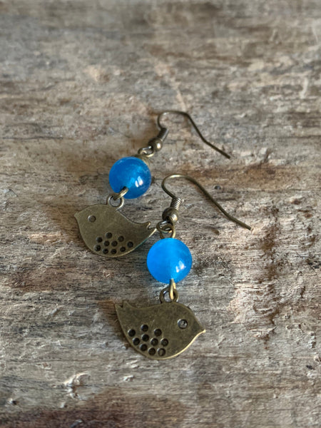 Boucles d’oreilles breloque oiseau bronze et bille de verre bleu Comme un ange