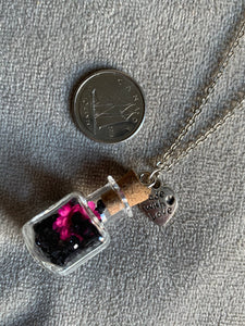 Collier breloque bouteille de verre billes de verre noires Comme un ange