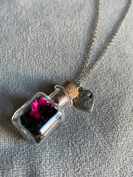 Collier breloque bouteille de verre billes de verre noires Comme un ange