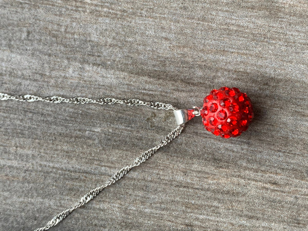 Collier breloque boule rouge sur chaîne argent Comme un ange