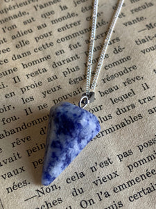 Collier breloque pierre bleue alliage de métaux argent sur chaine argent pendule pendulum mystique Comme un ange