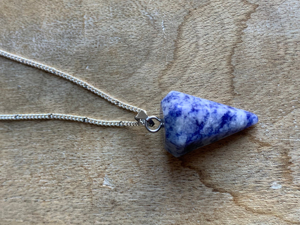 Collier breloque pierre bleue alliage de métaux argent sur chaine argent pendule pendulum mystique Comme un ange