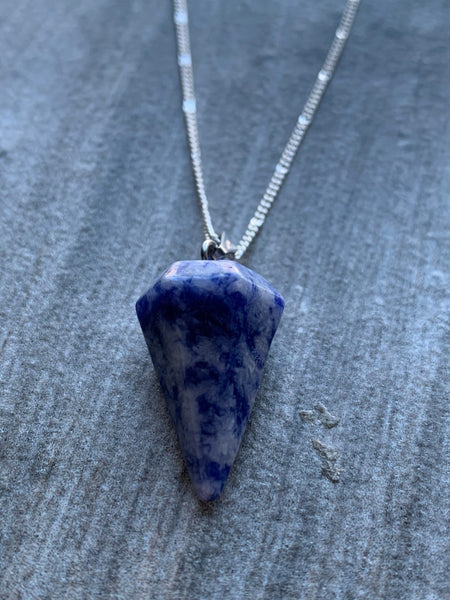 Collier breloque pierre bleue alliage de métaux argent sur chaine argent pendule pendulum mystique Comme un ange