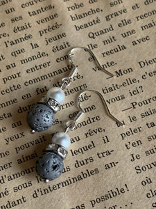 Boucles d’oreilles perle blanche pierre de lave grise bijoux diffuseur aromathérapie chic Comme un ange