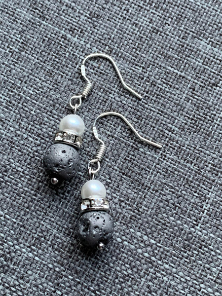 Boucles d’oreilles perle blanche pierre de lave grise bijoux diffuseur aromathérapie chic Comme un ange