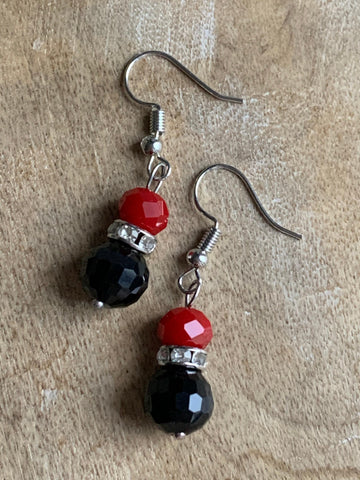 Boucles d’oreilles billes de résine rouge et noir chic Comme un ange