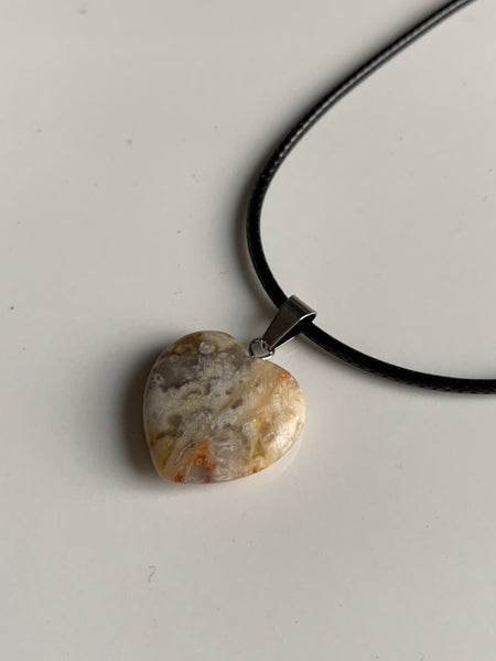 Collier breloque coeur en pierre sur corde de cuir noir Comme un ange