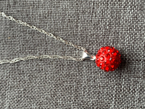 Collier breloque boule rouge sur chaîne argent Comme un ange