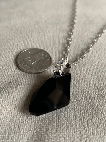 Collier chic pierre noire sur chaîne alliage de métaux argent Comme un ange