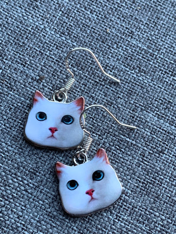 Boucles d’oreilles breloque chat blanc et crochet argent Comme un ange