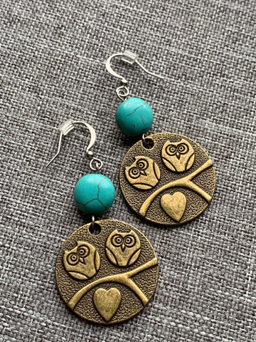 Boucles d’oreilles breloque hibou bronze et bille de résine turquoise Comme un ange