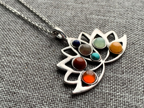 Collier fleurs de lotus chakras couleur arc-en-ciel rainbow chakras lotus necklace Comme un ange