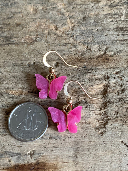 Boucles d’oreilles breloque papillon rose fushia et or Comme un ange