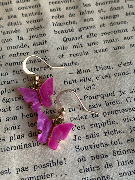 Boucles d’oreilles breloque papillon rose fushia et or Comme un ange