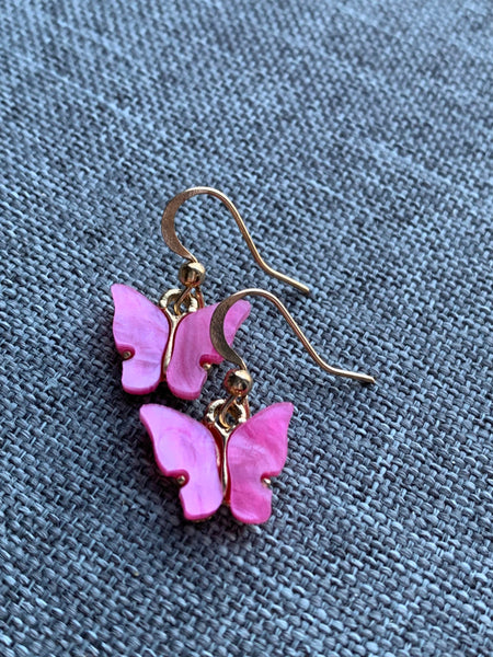 Boucles d’oreilles breloque papillon rose fushia et or Comme un ange