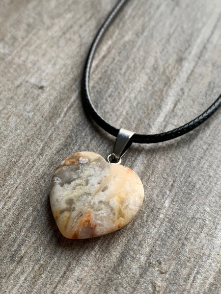 Collier breloque coeur en pierre sur corde de cuir noir Comme un ange
