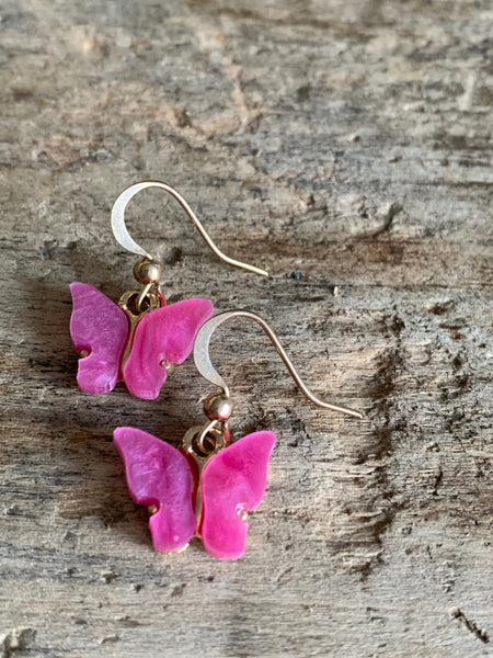 Boucles d’oreilles breloque papillon rose fushia et or Comme un ange