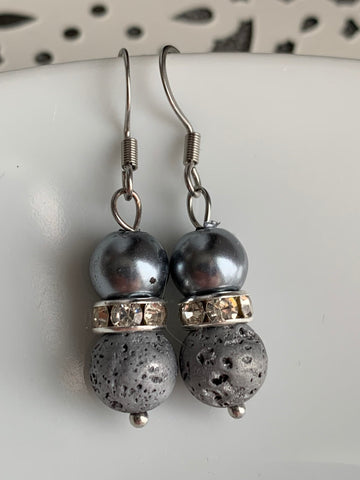 Boucles d’oreilles perles grises  et billes de pierre de lave grises bijoux diffuseur aromathérapie Comme un ange