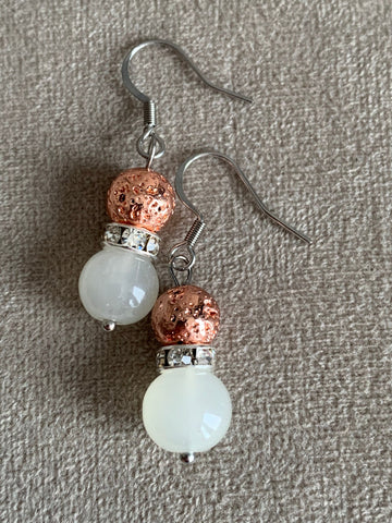 Boucles d’oreilles billes de pierre de lave rose gold alliage de métaux argent et billes de verre blanche Comme un ange