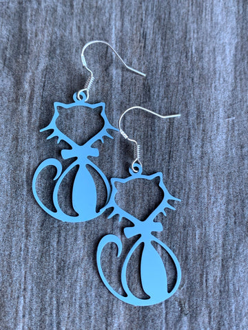 Boucles d’oreilles breloque chat bleu poudre sur crochet argent Comme un ange