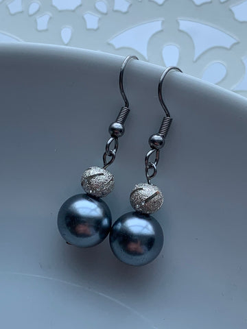 Boucles d’oreilles chic perle bleue et bille grise chic Comme un ange