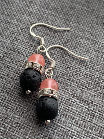 Boucles d’oreilles billes de pierre de lave noire bijoux diffuseur aromathérapie et bille rose Comme un ange