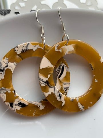 Boucles d’oreilles résine  jaune et noire blanc Comme un ange