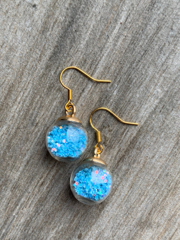 Boucles d’oreilles breloque de verre avec des confettis bleus alliage de métaux or Comme un ange